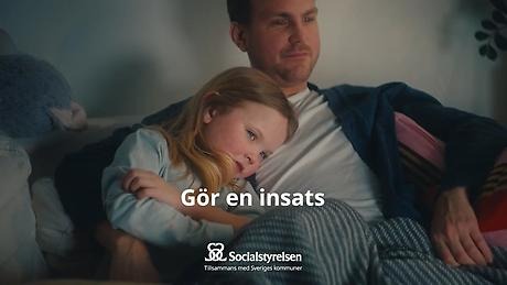 Barn och vuxen ser TV tillsammans i soffan - Gör en insats - familjehemskampanj
