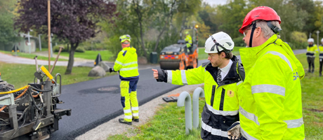 Martin Solberg (MP) och Kenneth Olsson, Skanska tittar på asfaltering av GC-bana.
