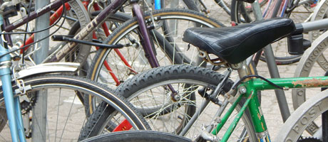 Bild på uppställda cyklar.