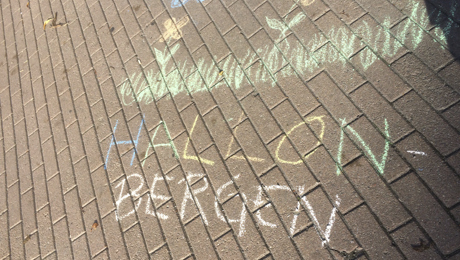 Hallonbergen skrivet i krita på trottoar.