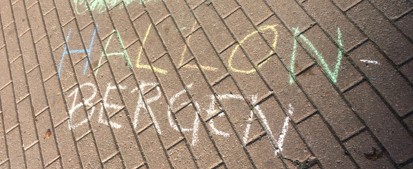 Hallonbergen skrivet med krita på trottoar.