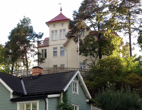 Huvudbyggnad på Fjärilen 15 (ljusgul byggnad i bakgrunden), sedd från Ringvägen.