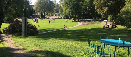 Människor som har picknick på gräsmattan i Marabouparken. 