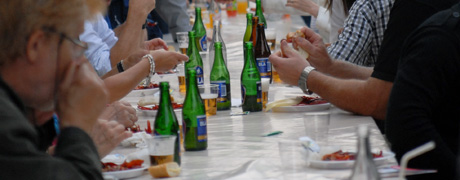 Ölflaskor står på ett bord