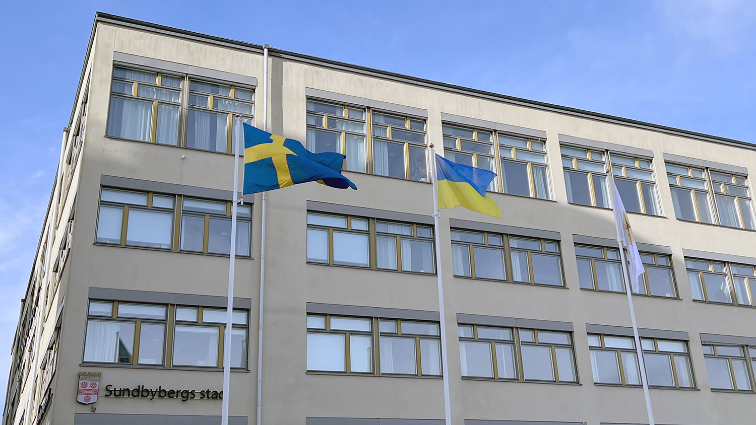 En svensk och en ukrainsk flagga vajar utanför Sundbybergs stadshus