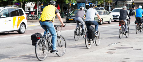 Flera cyklister på väg