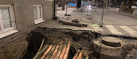 Trafikverket gör provgropar längs husen på Järnvägsgatan. Provgropar grävs för att säkerställa husens grundläggning, innan Trafikverket börjar gräva kring ledningar nära husväggen.