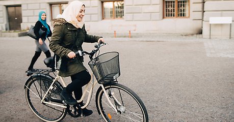 Bild på kvinna som cyklar.