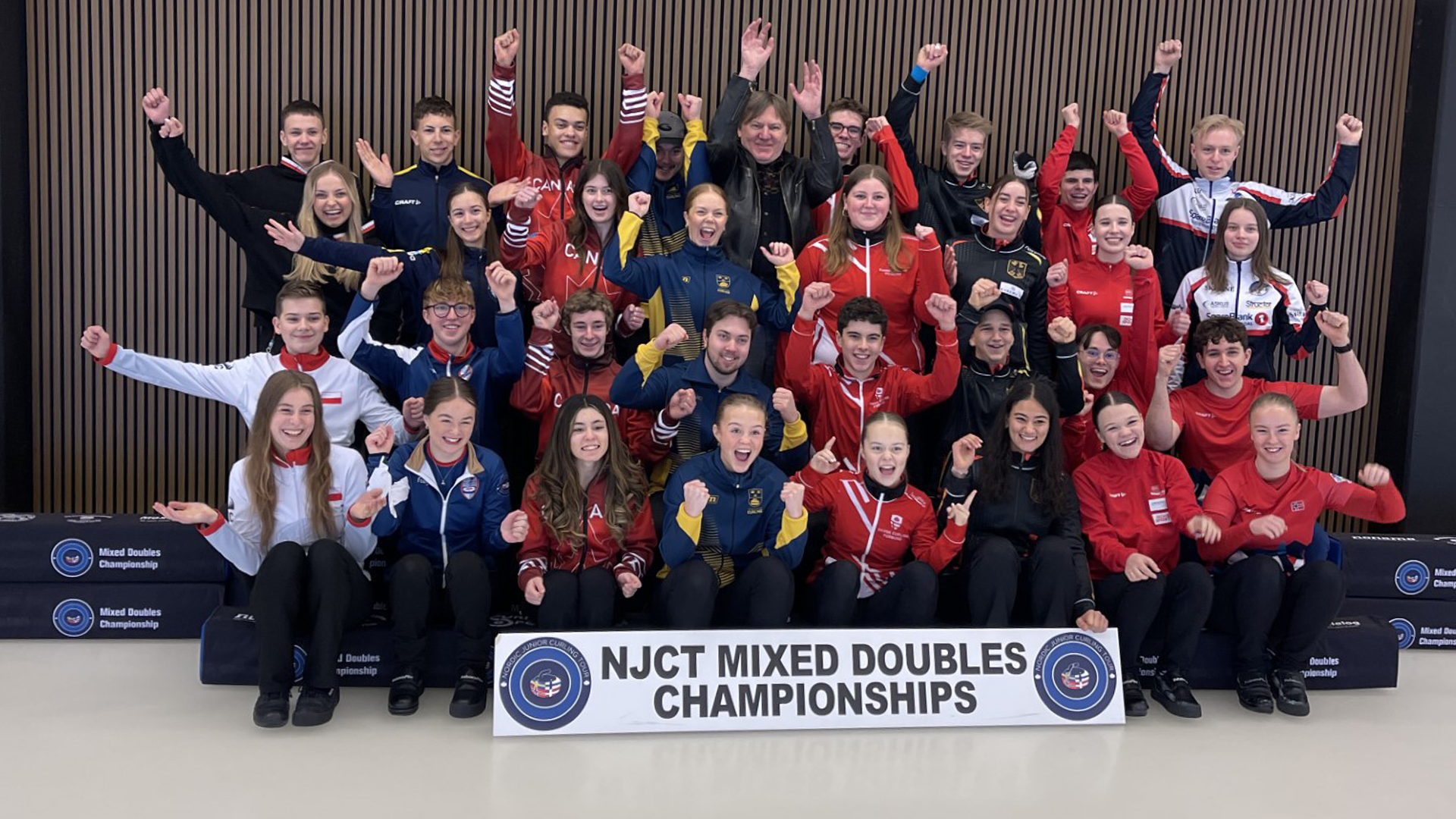 grupp med människor inför inofficiella curling-VM för juniorer i blandade lag