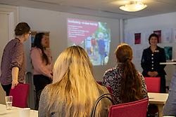 Besökare från Litauen lyssnar till presentation av Sundbybergs modersmålsenhet.