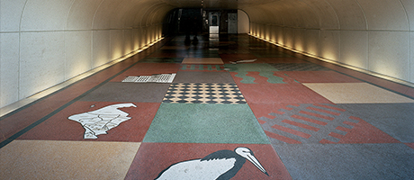 Röda Mattan i gångtunneln mellan Stationsgatan och Sundbybergs Torg. Konstnär: Mari Pårup