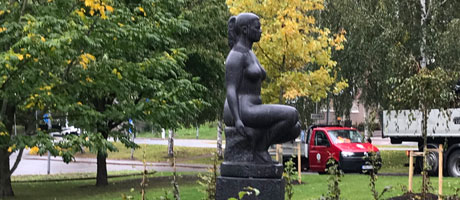 Statyn Sittande kvinna i Kanalparken