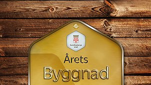 Plakett med texten Årets byggnad på trävägg. Illustration. 