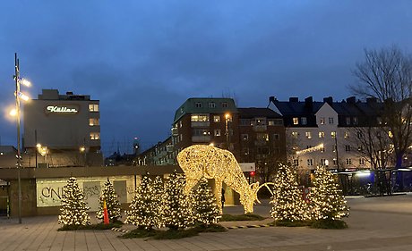 Bild på julbelysning på Sundbybergs torg.