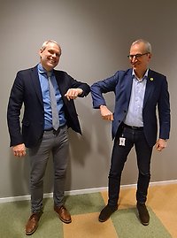 Magnus Lindgren och Jan Eriksson armbågar.